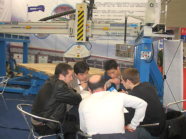 展會現(xiàn)場工作人員講解設(shè)備 圖片展示